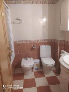 a bathroom with a toilet and a sink at Vivienda céntrica en Las Navas in Las Navas del Marqués +13 photos