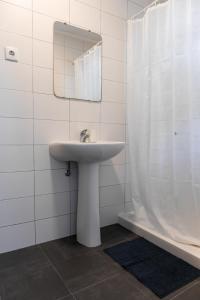A bathroom at Entrecampos - Two bedroom apartment with Terrace