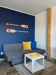 濟夫努夫的住宿－Morza Szum，带沙发和蓝色墙壁的客厅
