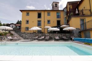 Bazén v ubytování Hotel Corte Santa Libera nebo v jeho okolí