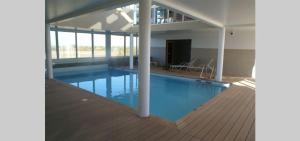 Piscina de la sau aproape de Village Naturiste NATUREVA & SPA - Babylone NATURISME