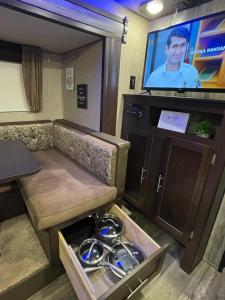 TV a/nebo společenská místnost v ubytování Paseo Isamar Campers