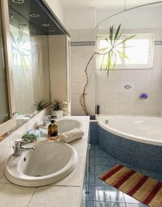 łazienka z dużą umywalką i wanną w obiekcie SAINT GEORGE w mieście Karteros