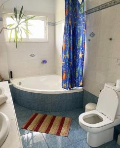 La salle de bains est pourvue d'une baignoire, de toilettes et d'un lavabo. dans l'établissement SAINT GEORGE, à Karteros