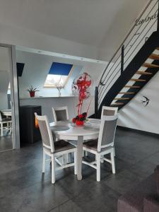 基爾維萊的住宿－Au bonheur des hirondelles，一间带桌椅和楼梯的用餐室