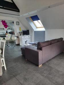 un soggiorno con un divano e un tavolo di Au bonheur des hirondelles a Kirrwiller Altre 8 foto