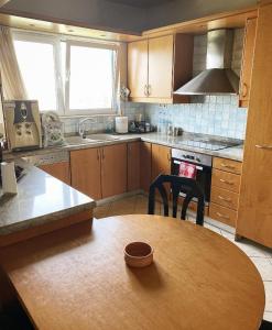 cocina con mesa de madera y encimera de madera en SAINT GEORGE, en Karteros