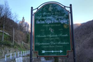 a sign in front of a road with a mountain at Agriturismo Dai Marchesin in Nasino