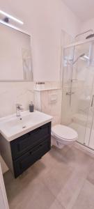 W łazience znajduje się umywalka, prysznic i toaleta. w obiekcie Apartments Luma w Hvarze