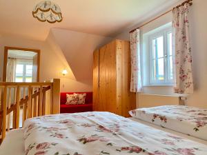 Postel nebo postele na pokoji v ubytování Landhaus Bender Ferienwohnung mit Terrasse und Garten