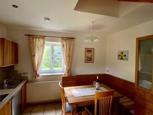 Kuchyň nebo kuchyňský kout v ubytování Landhaus Bender Ferienwohnung mit Terrasse und Garten