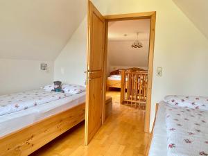 Postel nebo postele na pokoji v ubytování Landhaus Bender Ferienwohnung mit Terrasse und Garten