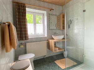 Koupelna v ubytování Landhaus Bender Ferienwohnung mit Terrasse und Garten