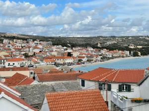Blick auf eine Stadt mit einem Wasserkörper in der Unterkunft Citadela in Primošten