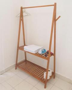- une étagère avec des serviettes dans la chambre dans l'établissement Cómodo y bonito estudio en Cozumel, à Cozumel