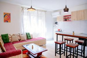 una sala de estar con un sofá y una mesa en Peaceful City Center, en Podgorica