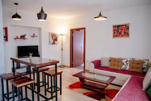 una sala de estar con un sofá y una mesa en Peaceful City Center, en Podgorica