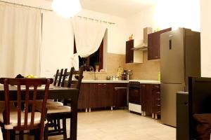 比亞恩卡維拉的住宿－A casa di Rudy，厨房配有桌子和冰箱