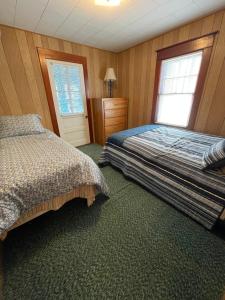 1 dormitorio con 2 camas y ventana en Next to Seaside Boardwalk! - Spacious 3 Bedroom, en Seaside Heights