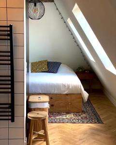 een slaapkamer met een bed op zolder bij B&B Gasthuisstraat Dokkum in Dokkum