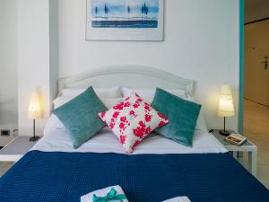 ein Bett mit vier Kissen darüber in der Unterkunft Giaella Sea View Apartment in Monterosso al Mare