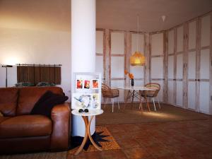 a living room with a couch and a table at Apartamento Pirul in Haría