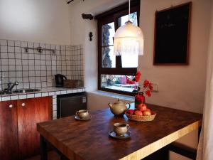 a kitchen with a table with a bowl of fruit on it at Apartamento Pirul in Haría