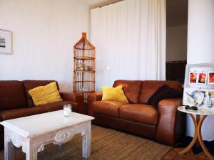 a living room with a couch and a table at Apartamento Pirul in Haría
