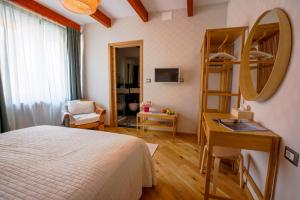 ein Schlafzimmer mit einem Bett mit einer Leiter und einem Schreibtisch in der Unterkunft Sa Domo e Giuanne e Giuanna in Bosa