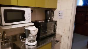 cocina con microondas y cafetera en Playa Club Apart, en Miramar