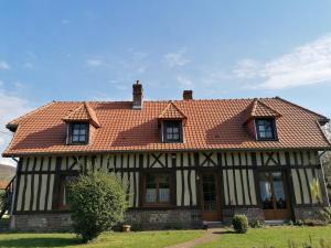an old house with a red and white roof at Maison entière la longe'yeres in Saint-Martin-le-Gaillard