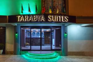 przód sklepu z napisem "tataraja suites" w obiekcie Tarabya Suites w Stambule