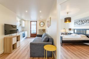 - un salon avec un canapé et un lit dans l'établissement Gare St Charles- Superbe appartement avec 3 chambres, à Marseille