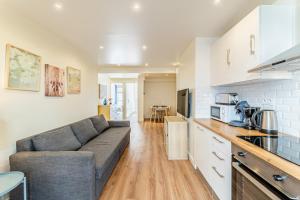 a kitchen and living room with a couch in a room at Gare St Charles- Superbe appartement avec 3 chambres in Marseille