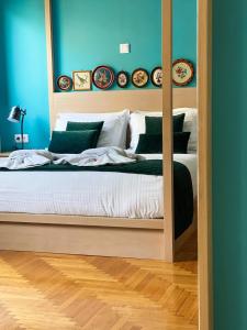 1 dormitorio con 1 cama grande y espejo en Neratzia Rooms en Athens