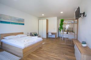 una camera da letto con un letto e una televisione di Poseidon Mobile Home Resort a Makarska