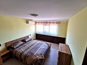 een kleine slaapkamer met een bed en een raam bij Balkan view apartment in Vratsa
