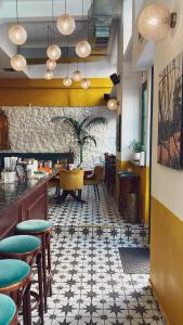 een restaurant met een bar met stoelen en tafels bij Neratzia Rooms in Athene