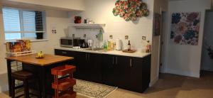 una cucina con lavandino e piano di lavoro di Albion Stay a Maple Ridge