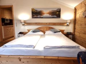Ein Bett oder Betten in einem Zimmer der Unterkunft Seehotel Hartung & Ferienappartements