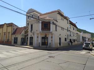 ein Gebäude an der Ecke einer Straße in der Unterkunft Posada del Marques Salta in Salta