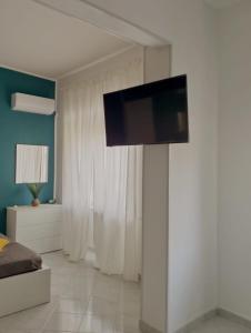 Televízia a/alebo spoločenská miestnosť v ubytovaní A Due Passi dal Mare B&B
