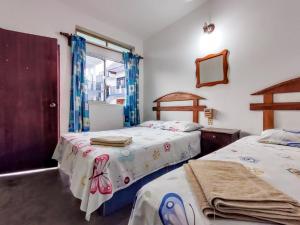 - une chambre avec 2 lits et une fenêtre dans l'établissement Hotel Naxhiely, à Puerto Escondido