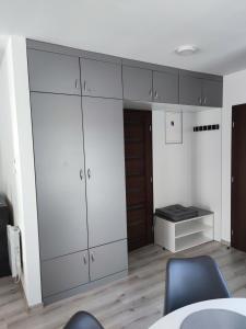ein Wohnzimmer mit einem großen weißen Schrank in der Unterkunft Apartmány Meghan in Podhájska