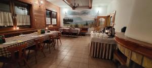 ein Restaurant mit Tischen und Stühlen in einem Zimmer in der Unterkunft Skalny Dworek in Brenna