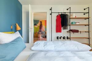 1 dormitorio con cama y armario en Rotes Haus Bregenz Pop-Up Wohnung, en Bregenz