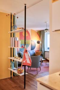 un soggiorno con mensola e libri di Rotes Haus Bregenz Pop-Up Wohnung a Bregenz