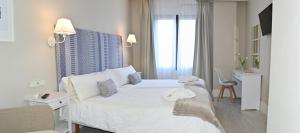Łóżko lub łóżka w pokoju w obiekcie Ares Hotel
