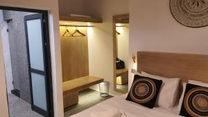 Postel nebo postele na pokoji v ubytování Mykonos Double Luxury Mini Suites-With External Hot spa Adults only