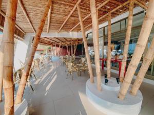 a restaurant with wooden columns and tables and chairs at Panamericana Hotel Arica in Arica